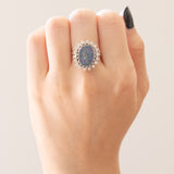 Anello a margherita vintage in oro bianco 14K con opale triplet e diamanti di taglio brillante (0.36ctw ca.), anni ‘60/‘70