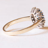 Anello a margherita moderno in oro giallo e in oro bianco 9K con topazio azzurro (1.30ct ca.) e diamanti di taglio brillante (0.16ctw ca.), anni ‘70/‘80