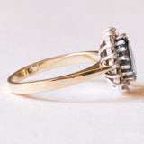 Anello a margherita moderno in oro giallo e in oro bianco 9K con topazio azzurro (1.30ct ca.) e diamanti di taglio brillante (0.16ctw ca.), anni ‘70/‘80