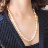 Collana vintage con filo di perle bianche e con chiusura in oro giallo 18K