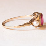 Anello antico in oro giallo 9K con rubino sintetico (1.20ct ca.) e perle bianche, anni ‘10