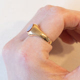 Anello antico da sigillo inglese in oro giallo 18K con agata, anno 1896