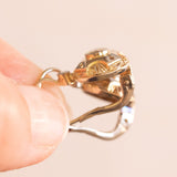 Orecchini antichi in oro giallo e in oro bianco 18K con diamanti (centrali 0.40ctw ca.), anni ‘30/‘40