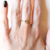 Anello a margherita vintage in oro giallo 18K con zaffiro (0.06ct ca.) e diamanti (0.09ctw ca.), anni ‘60/‘70