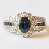Anello a margherita + a fascia in oro giallo e in oro bianco 14K con zaffiri (1.10ctw ca.) e diamanti (0.21ctw ca.), anni ‘60