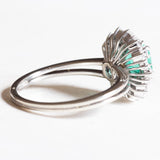 Anello a margherita+ballerina vintage in oro bianco 14K con smeraldo (1ct ca.) e diamanti (1.14ctw ca.), anni ‘60/‘70