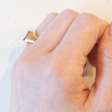 Anello antico da sigillo inglese in oro giallo 18K con agata, anno 1896