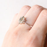 Anello a fiore vintage in oro bianco 9K con topazi verde chiaro, anni ‘80