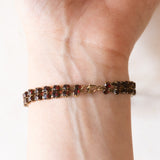 Braccialetto semirigido vintage in oro giallo 8K con granati, anni ‘60/‘70