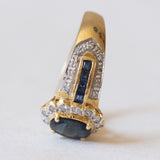 Anello a margherita + a fascia in oro giallo e in oro bianco 14K con zaffiri (1.10ctw ca.) e diamanti (0.21ctw ca.), anni ‘60