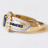 Anello a margherita + a fascia in oro giallo e in oro bianco 14K con zaffiri (1.10ctw ca.) e diamanti (0.21ctw ca.), anni ‘60