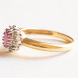 Anello a margherita vintage in oro giallo e bianco 18K con rubino e diamanti (0.06ctw ca.), anni ‘70