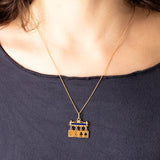 Ciondolo vintage in oro giallo 18K con smalti blu e con quattro carte pendenti con smalti arancioni e neri, anni ‘60