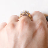 Anello vintage in oro giallo e bianco 10K con spinelli azzurri sintetici (1ctw ca.) e diamanti, anni ‘70/‘80