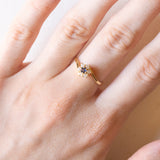 Anello a margherita vintage in oro giallo 18K con zaffiro (0.06ct ca.) e diamanti (0.09ctw ca.), anni ‘60/‘70