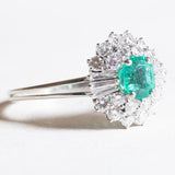 Anello a margherita+ballerina vintage in oro bianco 14K con smeraldo (1ct ca.) e diamanti (1.14ctw ca.), anni ‘60/‘70