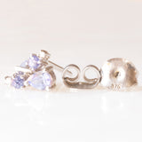 Orecchini punto luce in oro bianco 9K con tanzaniti (0.22ctw ca.) e diamanti, anni ‘80