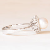 Anello a margherita vintage in oro bianco 14K con perla bianca e diamanti di taglio brillante (0.30ctw ca.), anni ‘50/‘60