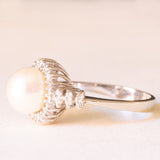 Anello vintage in oro bianco 18K con perla bianca e diamanti (0.34ctw ca.), anni ‘60/‘70
