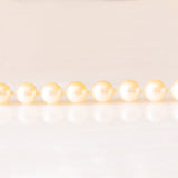 Collana vintage con filo di perle bianche e con chiusura in oro giallo 18K