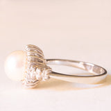 Anello vintage in oro bianco 18K con perla bianca e diamanti (0.34ctw ca.), anni ‘60/‘70