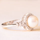 Anello vintage in oro bianco 18K con perla bianca e diamanti (0.34ctw ca.), anni ‘60/‘70