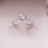 *RISERVATO* Anello solitario in oro bianco 18K con diamante centrale (1.24ct) e diamanti laterali