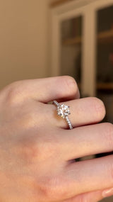 *RISERVATO* Anello solitario in oro bianco 18K con diamante centrale (1.24ct) e diamanti laterali