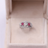 Anello in oro bianco 18k con diamanti (0,70ctw) e rubini
