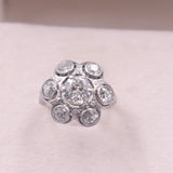 Anello antico a fiore in platino con diamante centrale (1ct) e contorno di diamanti (1,20ct), anni '30