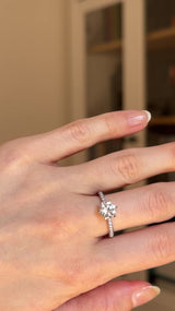 *RISERVATO* Anello solitario in oro bianco 18K con diamante centrale (1.24ct) e diamanti laterali