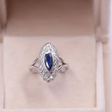 Anello a margherita navette in oro bianco 14K con zaffiro (1ct ca.) e diamanti (0.72ctw ca.), anni ‘70/‘80