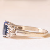 Anello vintage in oro bianco 14K con zaffiro (1.60ct ca.) e diamanti (0.10ctw ca.), anni ‘70