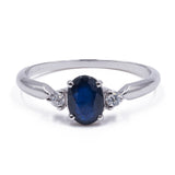 BAGUE DE STYLE MODERNE EN OR 18K AVEC SAPHIR CENTRAL ET 2 DIAMANTS