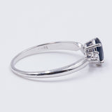 BAGUE DE STYLE MODERNE EN OR 18K AVEC SAPHIR CENTRAL ET 2 DIAMANTS
