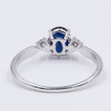 BAGUE DE STYLE MODERNE EN OR 18K AVEC SAPHIR CENTRAL ET 2 DIAMANTS