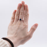 BAGUE DE STYLE MODERNE EN OR 18K AVEC SAPHIR CENTRAL ET 2 DIAMANTS