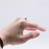 BAGUE DE STYLE MODERNE EN OR 18K AVEC SAPHIR CENTRAL ET 2 DIAMANTS