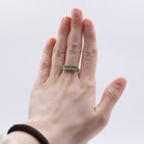 BAGUE DE STYLE ANTIQUE EN OR 9K AVEC ÉMERAUDES ET DIAMANTS