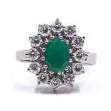BAGUE DAISY EN OR BLANC 14K AVEC ÉMERAUDE (0,93CT CA.) ET DIAMANTS (0,80CTW CA.), 1950/60
