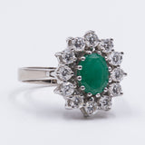 BAGUE DAISY EN OR BLANC 14K AVEC ÉMERAUDE (0,93CT CA.) ET DIAMANTS (0,80CTW CA.), 1950/60