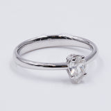 Solitario con diamante taglio goccia (0.38 ct) in oro bianco 18k