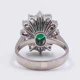 BAGUE DAISY EN OR BLANC 14K AVEC ÉMERAUDE (0,93CT CA.) ET DIAMANTS (0,80CTW CA.), 1950/60