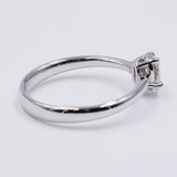 Solitario con diamante taglio goccia (0.38 ct) in oro bianco 18k