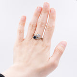 Anello contrarier antico in oro e platino con diamante (0.65ct) e zaffiro (1.30ct), anni '20