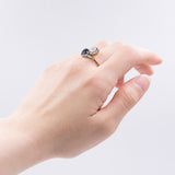 Anello contrarier antico in oro e platino con diamante (0.65ct) e zaffiro (1.30ct), anni '20