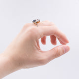 Anello contrarier antico in oro e platino con diamante (0.65ct) e zaffiro (1.30ct), anni '20