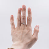 Solitario con diamante taglio goccia (0.38 ct) in oro bianco 18k