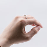 Solitario con diamante taglio goccia (0.38 ct) in oro bianco 18k