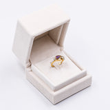 ANELLO VINTAGE IN ORO GIALLO 18K CON RUBINO (0.90CT CA.) E DIAMANTI (0.20CTW CA.), ANNI ‘70/‘80